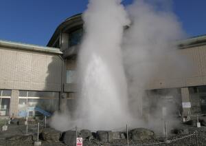 諏訪湖間欠泉センター