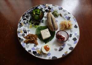 ランチの最初に提供する「こびる皿」