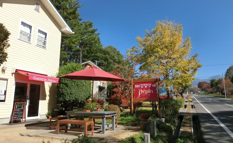 赤い看板が目印です。