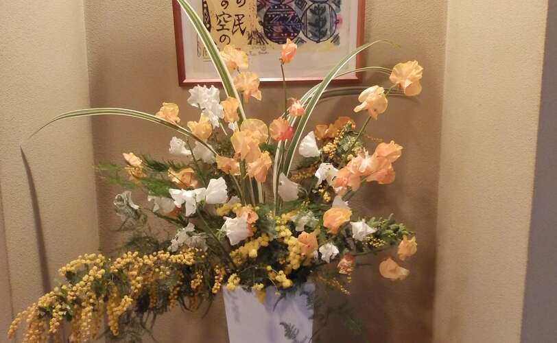 玄関脇のフラワーアレンジメント