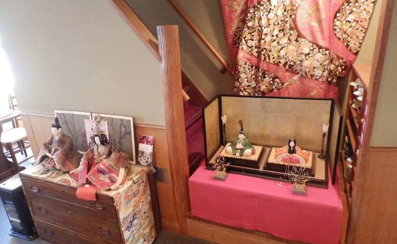 ホールの3月の雛飾り