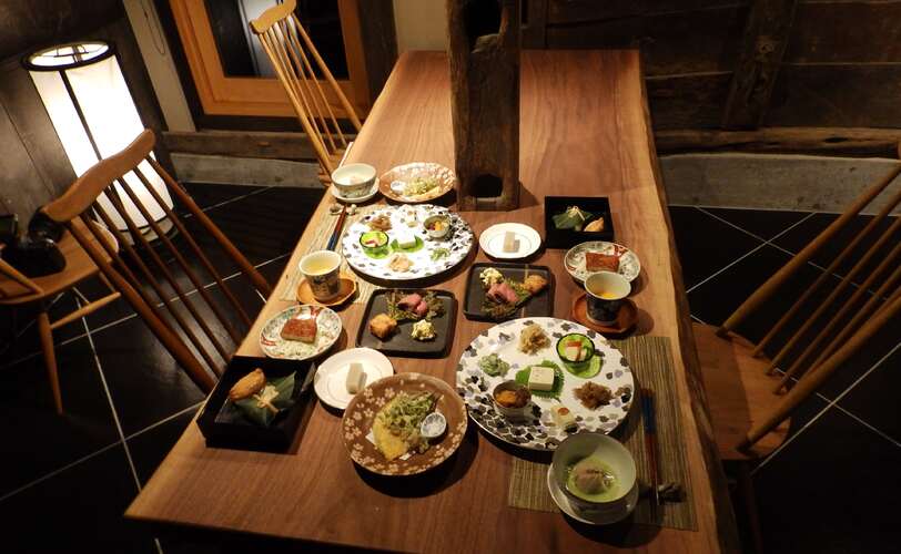 茅野市の古民家宿泊施設「ヤマウラステイ」の出張料理